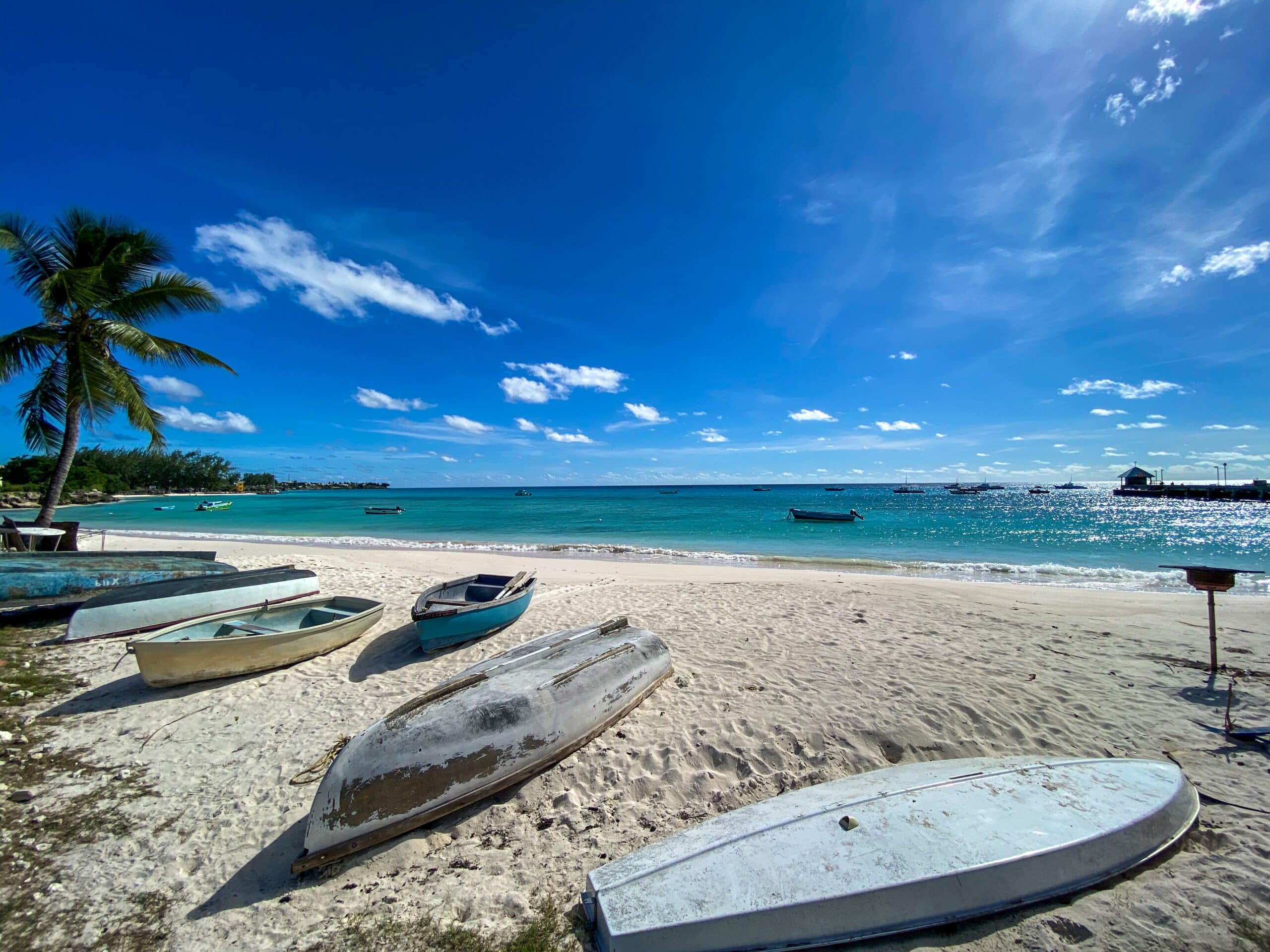 http://Petites%20embarcations%20posées%20sur%20une%20plage%20de%20sable%20blanc%20face%20à%20une%20mer%20turquoise%20aux%20Bahamas.