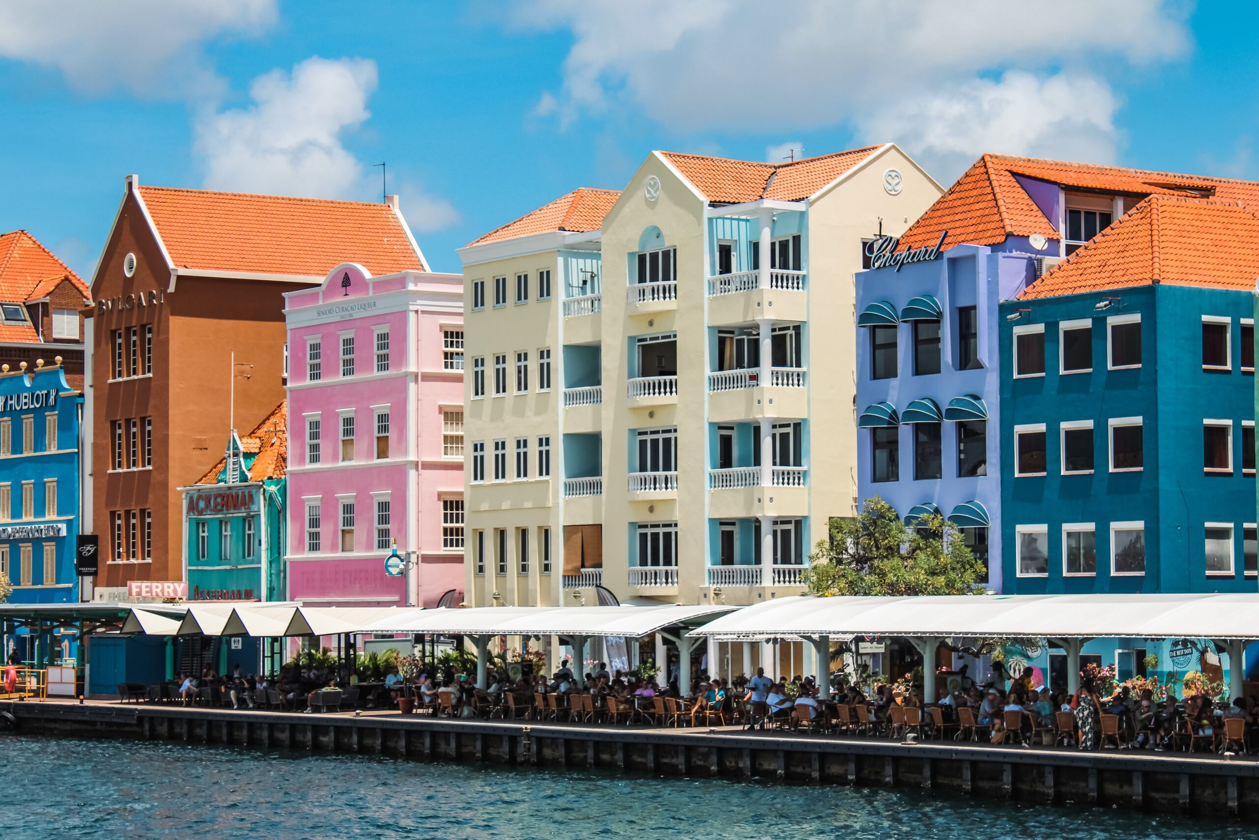 http://Bâtiments%20colorés%20de%20style%20colonial%20bordant%20le%20front%20de%20mer%20de%20Willemstad%20à%20Curaçao.
