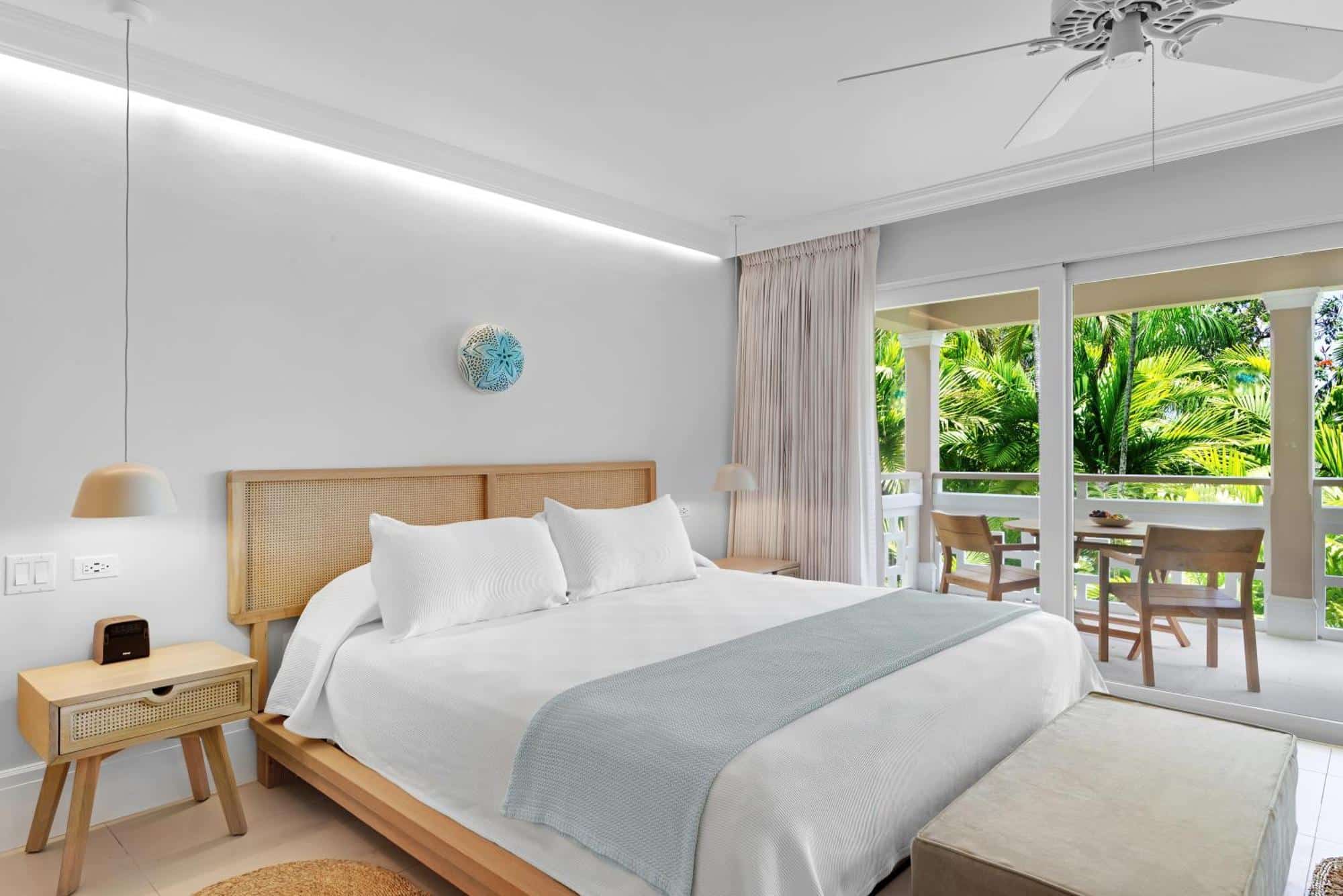 http://Chambre%20lumineuse%20avec%20lit%20double,%20balcon%20privé%20et%20vue%20sur%20un%20jardin%20tropical%20luxuriant%20en%20Jamaïque.