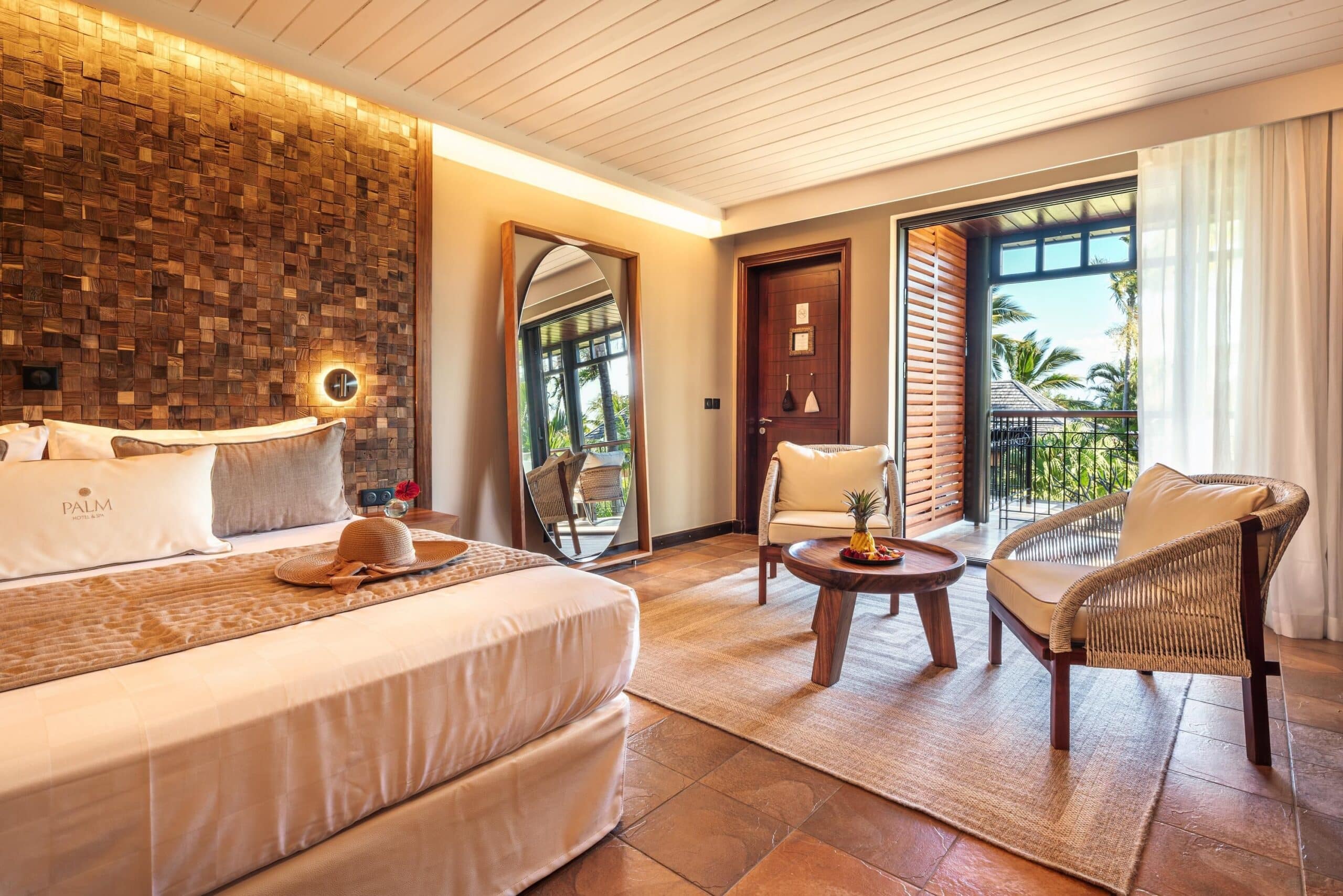 http://Chambre%20spacieuse%20du%20Palm%20Hotel%20&%20Spa%20avec%20lit%20double,%20espace%20salon%20et%20terrasse%20ouverte%20sur%20la%20végétation%20tropicale.