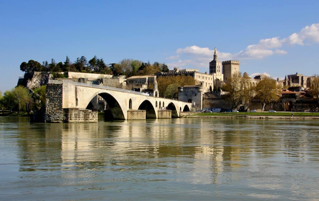Pont Saint-Bénézet sur le Rhône avec le Palais des Papes en arrière-plan à Avignon.
