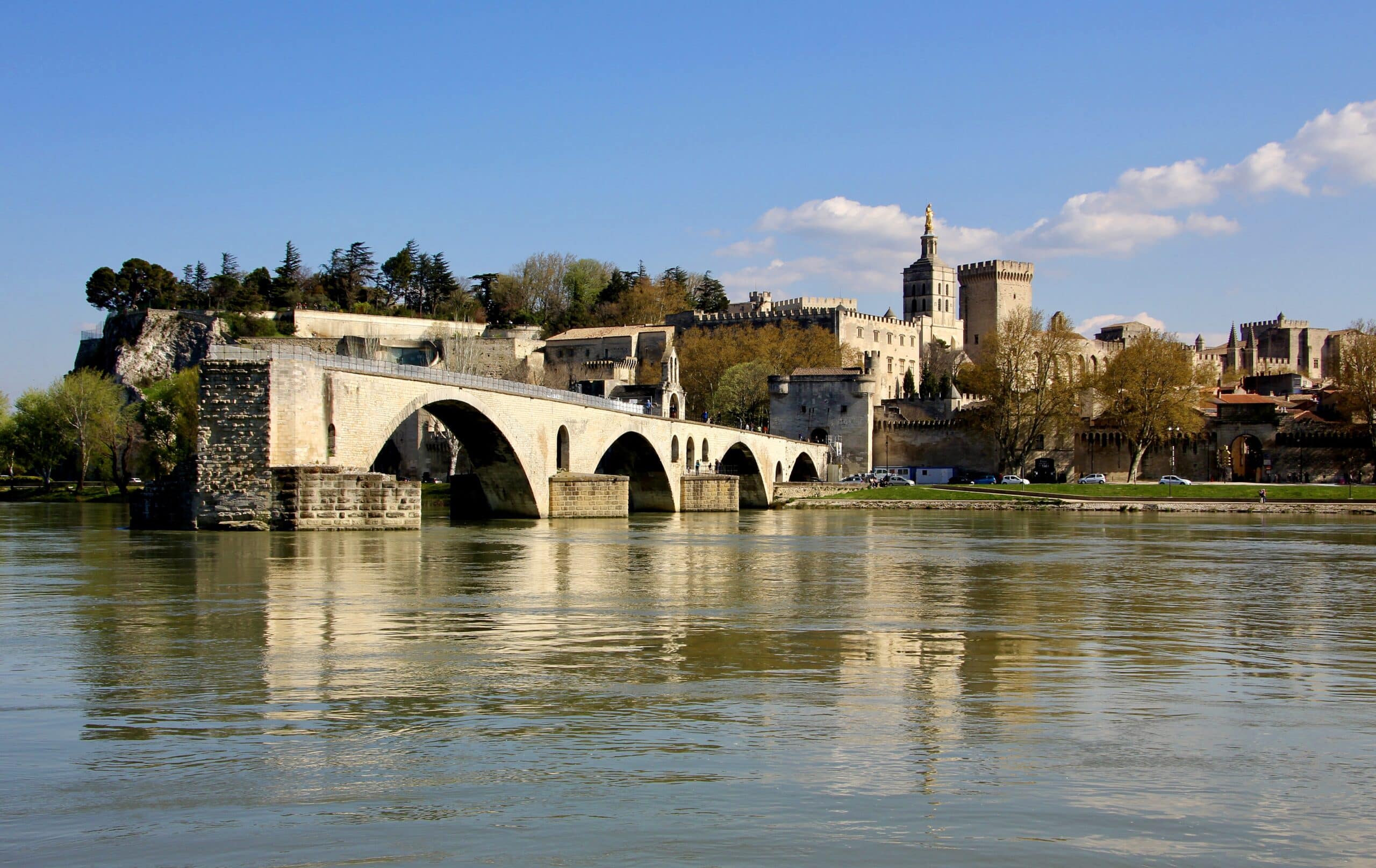 Pont Saint-Bénézet sur le Rhône avec le Palais des Papes en arrière-plan à Avignon.