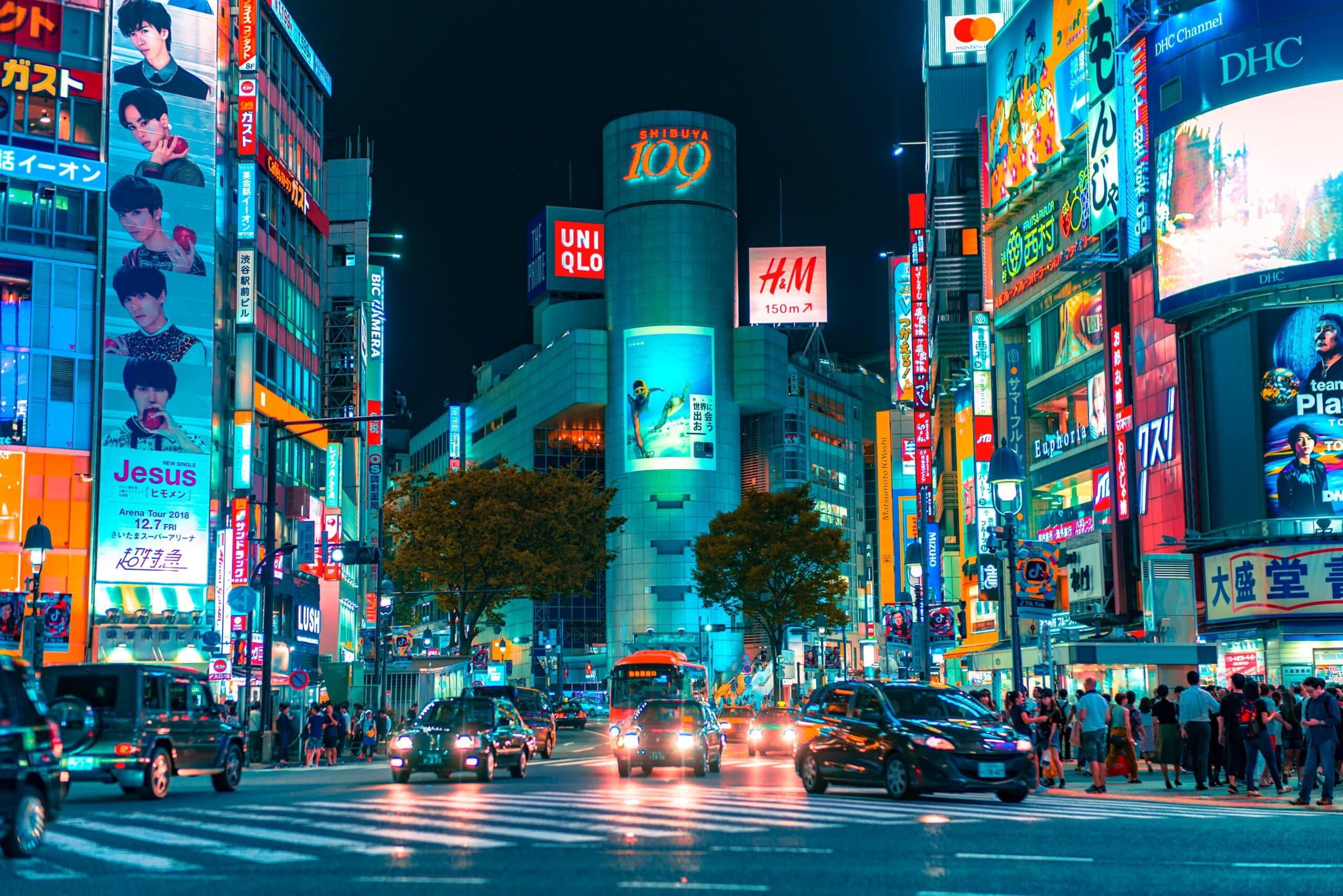 http://Vue%20nocturne%20du%20célèbre%20carrefour%20de%20Shibuya%20à%20Tokyo%20avec%20ses%20écrans%20géants,%20ses%20enseignes%20lumineuses%20et%20sa%20circulation%20animée.