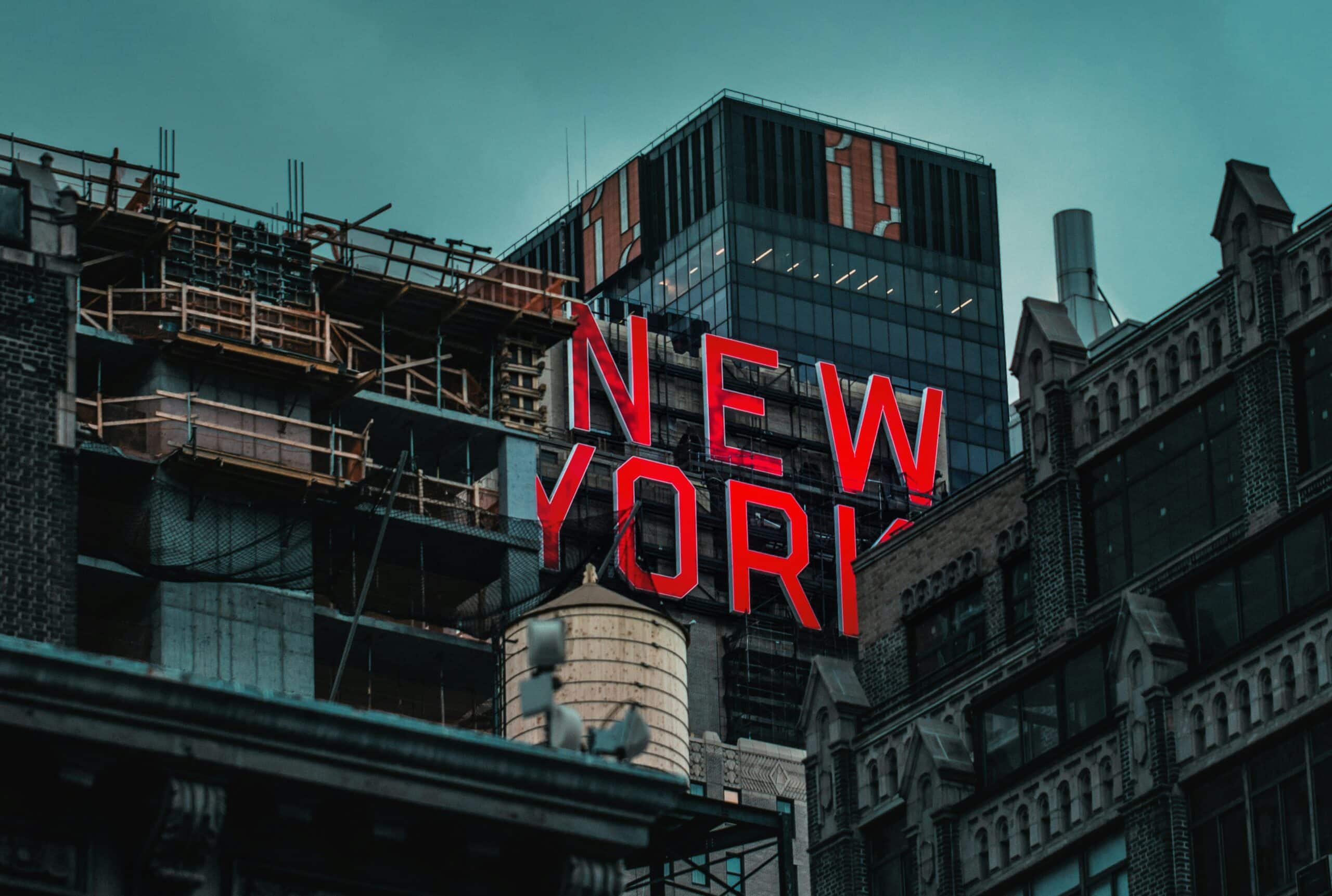 http://Enseigne%20New%20York%20en%20lettres%20rouges%20entourée%20d’immeubles%20urbains%20à%20Manhattan.