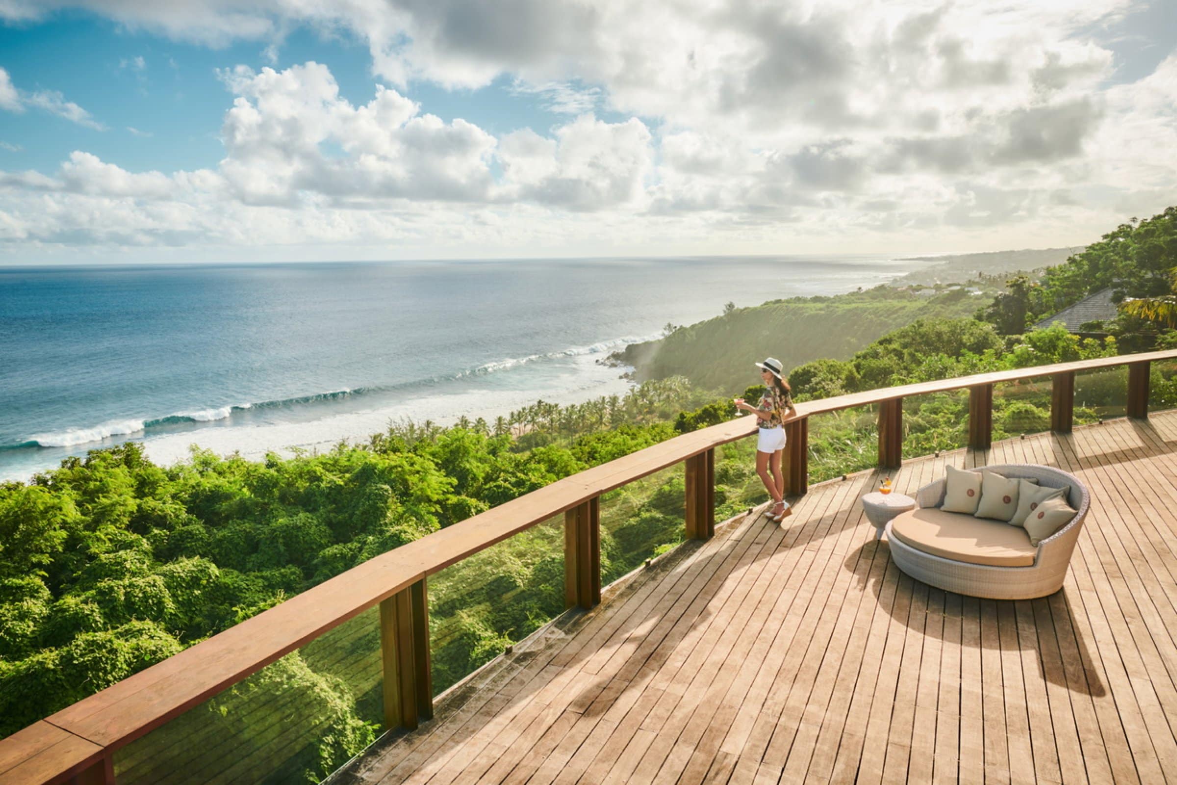 http://Terrasse%20panoramique%20en%20bois%20dominant%20une%20côte%20tropicale%20verdoyante%20et%20l’océan.