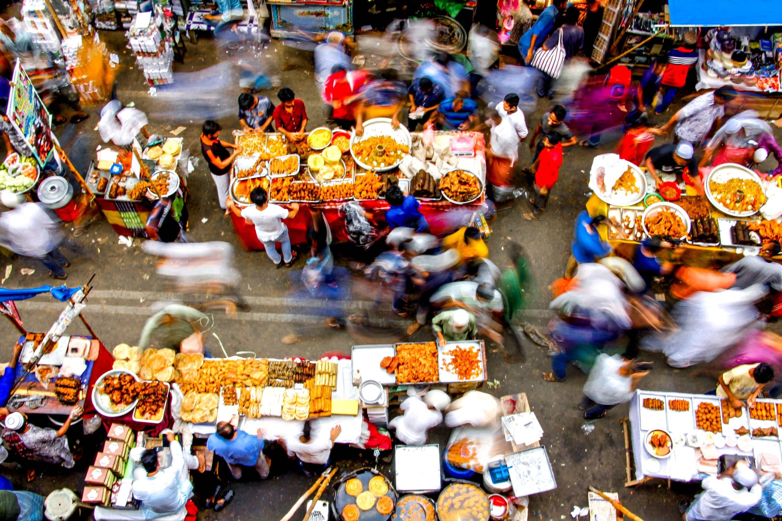 http://Vue%20en%20hauteur%20d'un%20marché%20indien%20animé%20avec%20de%20nombreux%20étals%20de%20cuisine%20de%20rue%20et%20des%20visiteurs%20circulant%20entre%20les%20stands.