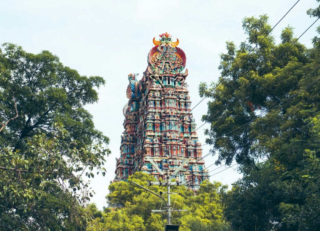 Gopuram coloré du temple de Meenakshi à Madurai couvert de nombreuses sculptures de divinités hindoues.