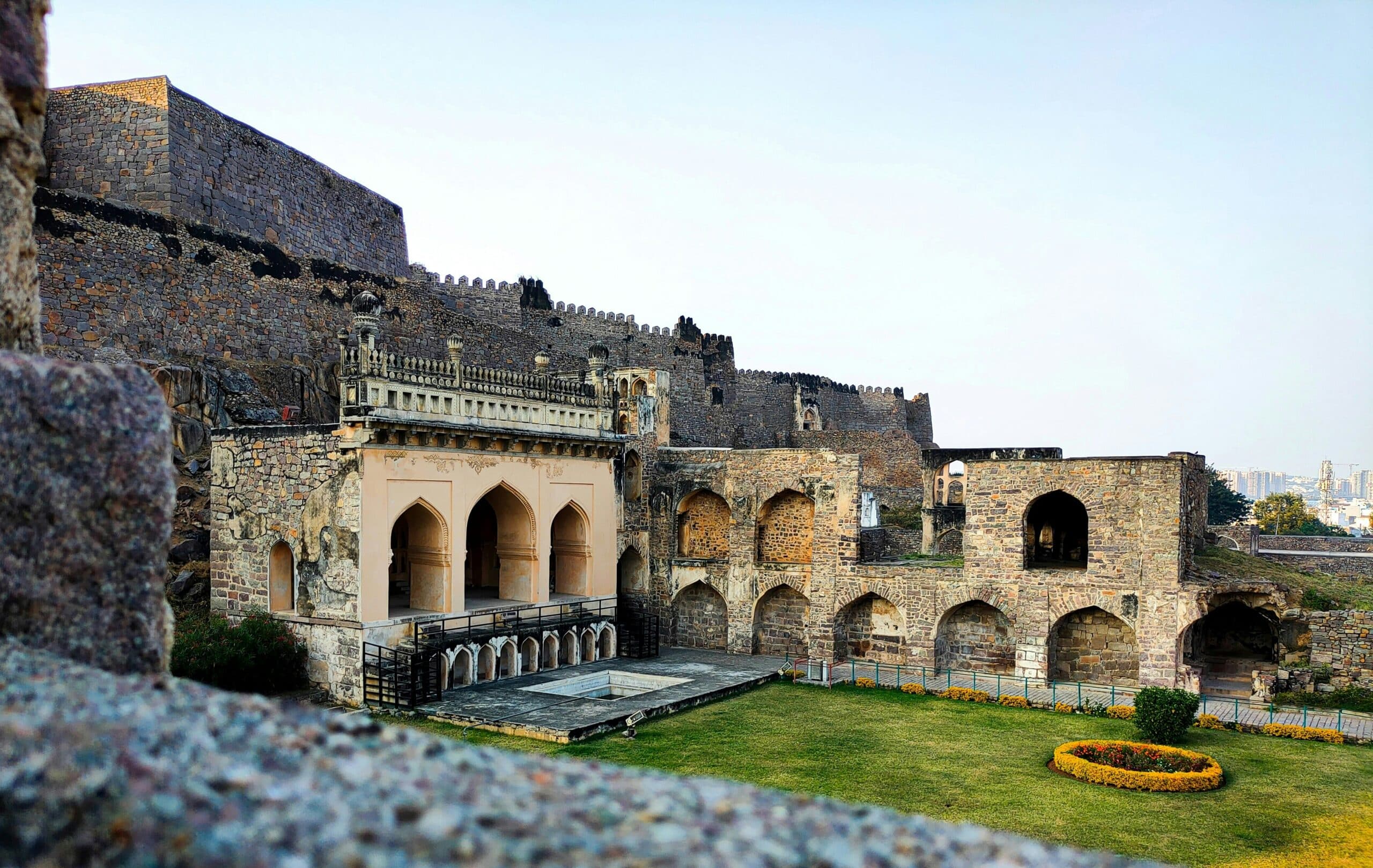 http://Remparts%20et%20bâtiments%20historiques%20en%20pierre%20du%20fort%20de%20Golconda%20à%20Hyderabad,%20avec%20une%20cour%20aménagée%20au%20premier%20plan.