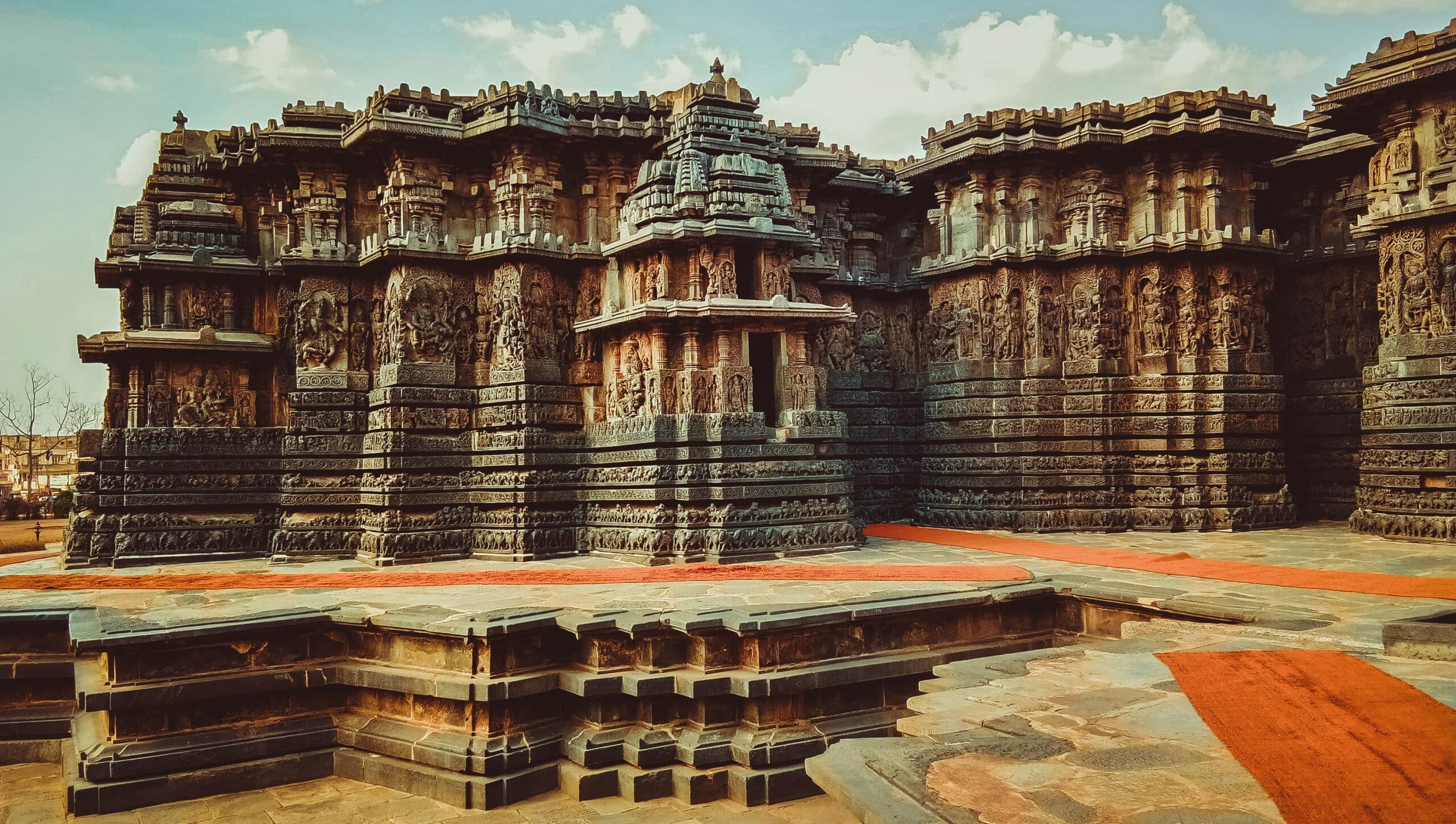 http://Façade%20en%20pierre%20finement%20sculptée%20du%20temple%20de%20Hoysaleswara%20à%20Halebidu,%20dans%20l'État%20du%20Karnataka%20en%20Inde.