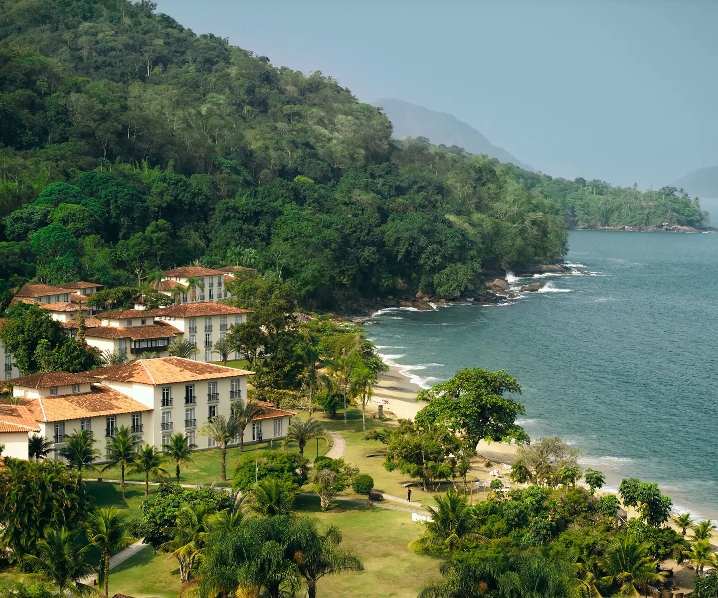 http://Hôtel%20entouré%20de%20végétation%20tropicale%20face%20à%20une%20plage%20et%20à%20une%20baie%20verdoyante%20sur%20la%20côte%20brésilienne.