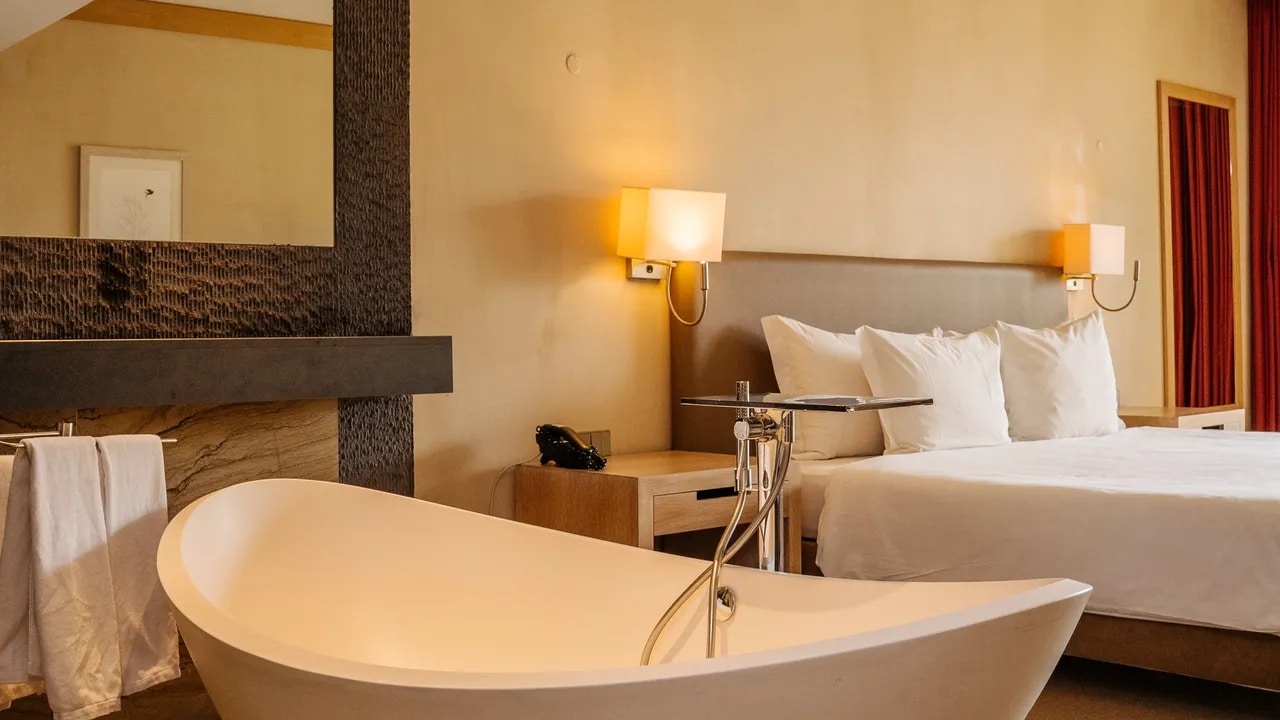 http://Chambre%20d’hôtel%20à%20Porto%20Santo%20avec%20grand%20lit%20double%20et%20baignoire%20îlot%20intégrée%20à%20l’espace%20de%20nuit.