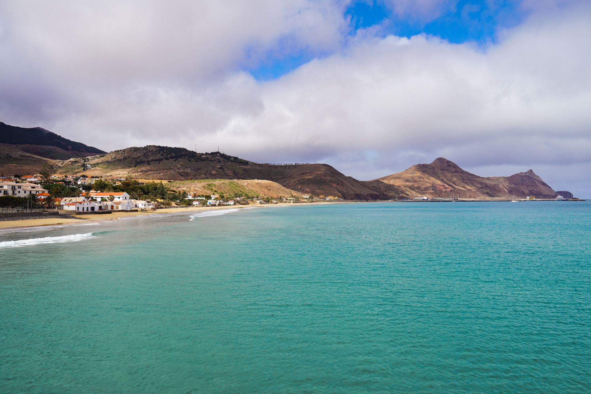Vue panoramique de la baie de Vila Baleira et de la grande plage de sable doré de Porto Santo.
