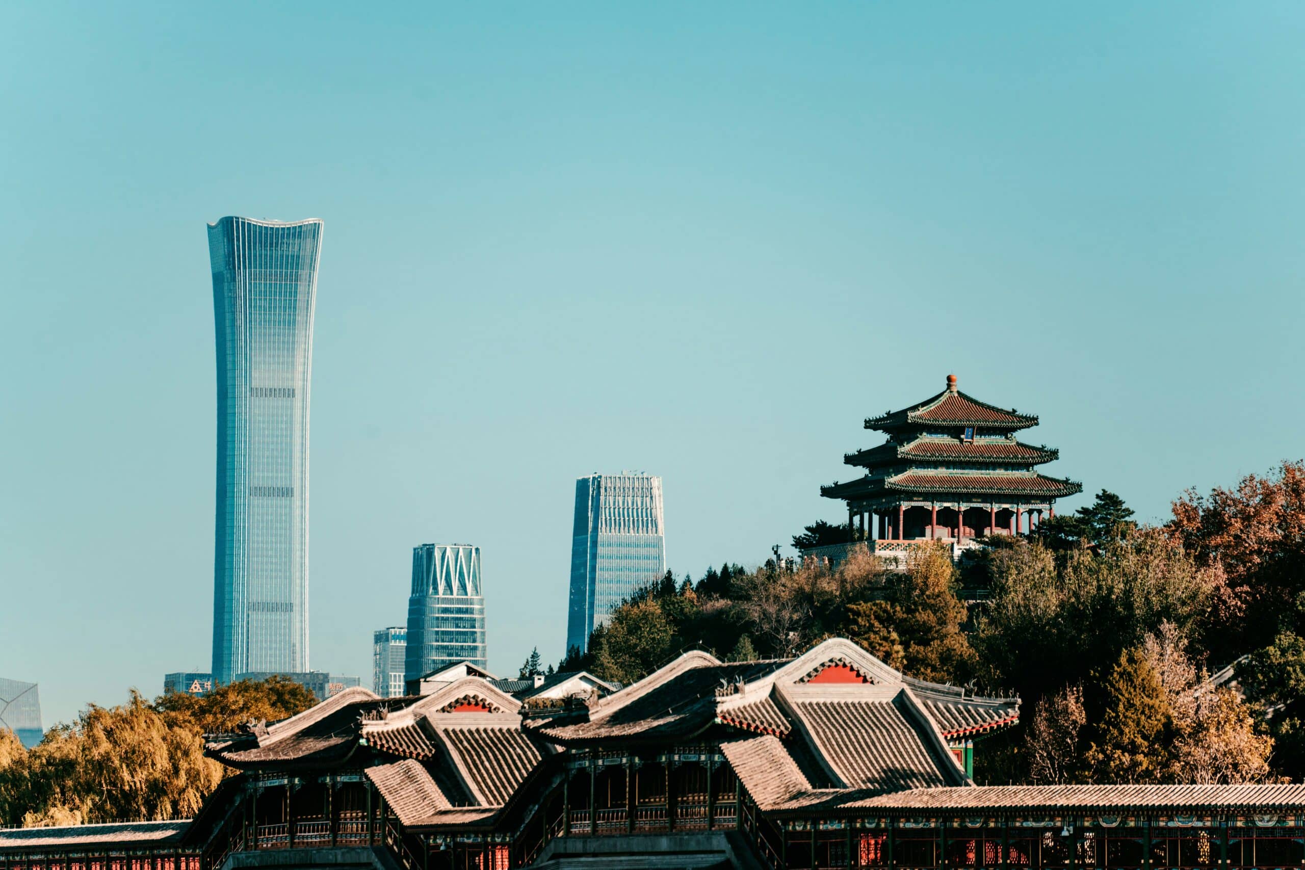 http://Architecture%20traditionnelle%20de%20Pékin%20avec%20pavillon%20chinois%20et%20gratte-ciel%20modernes%20en%20arrière-plan.