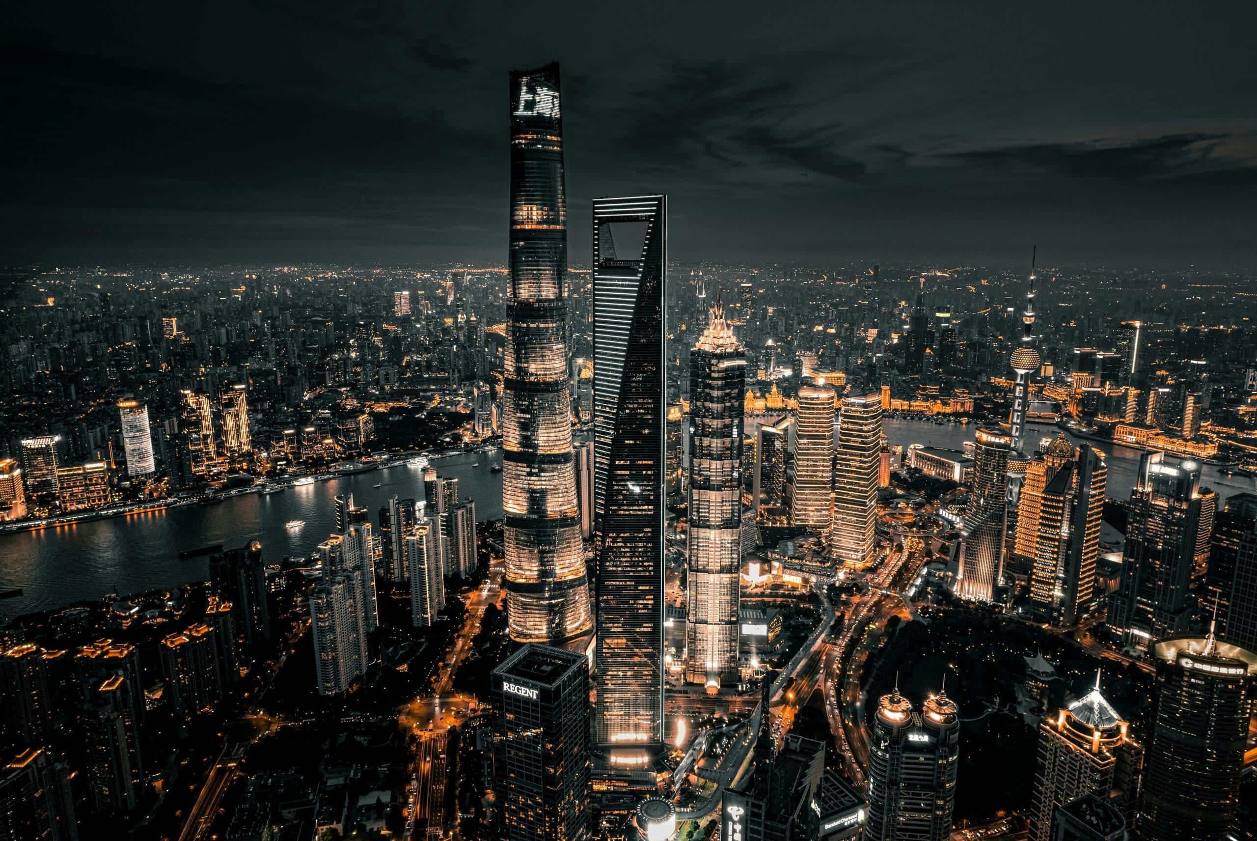 http://Skyline%20illuminée%20de%20Shanghai%20la%20nuit%20avec%20les%20gratte-ciel%20de%20Pudong%20et%20le%20fleuve%20Huangpu.