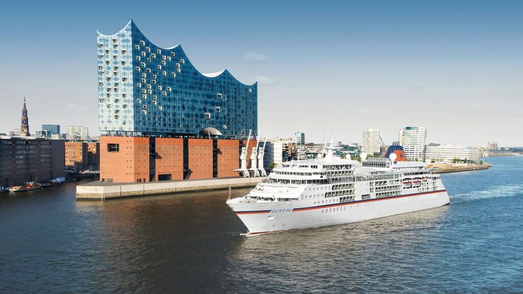 Bateau de croisière Europa naviguant devant l’Elbphilharmonie dans le port de Hambourg en Allemagne.