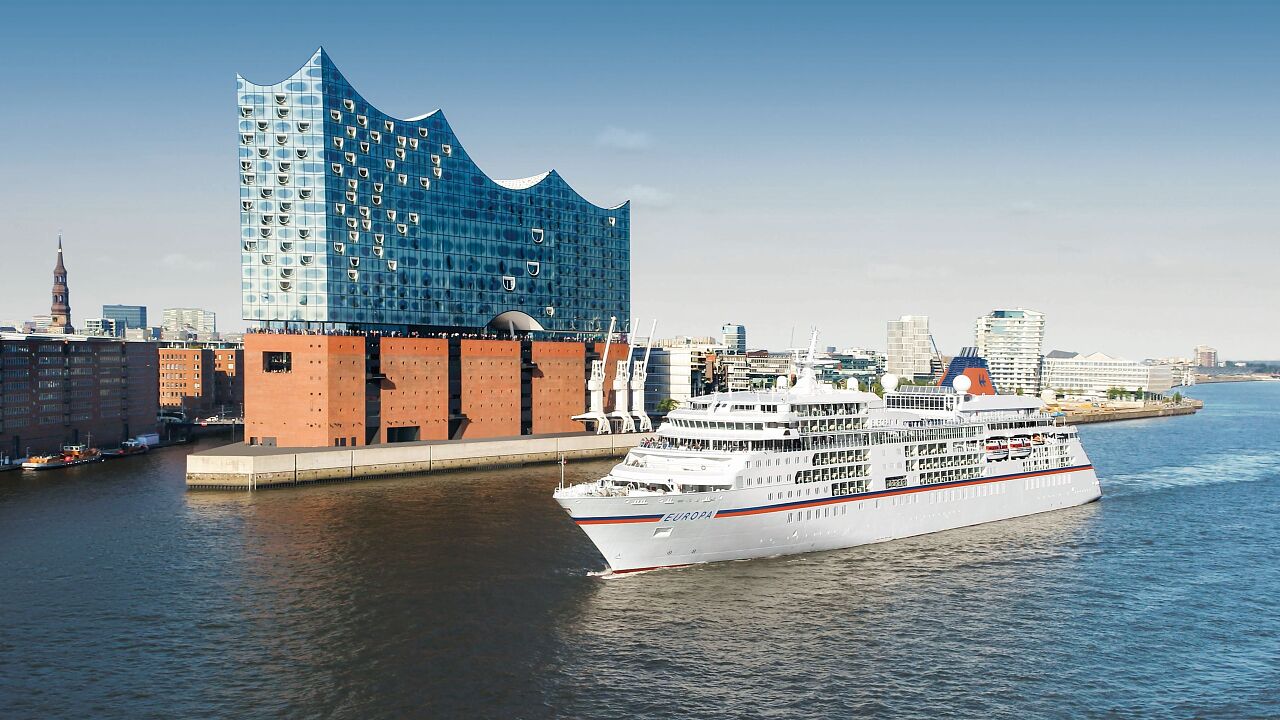 Bateau de croisière Europa naviguant devant l’Elbphilharmonie dans le port de Hambourg en Allemagne.