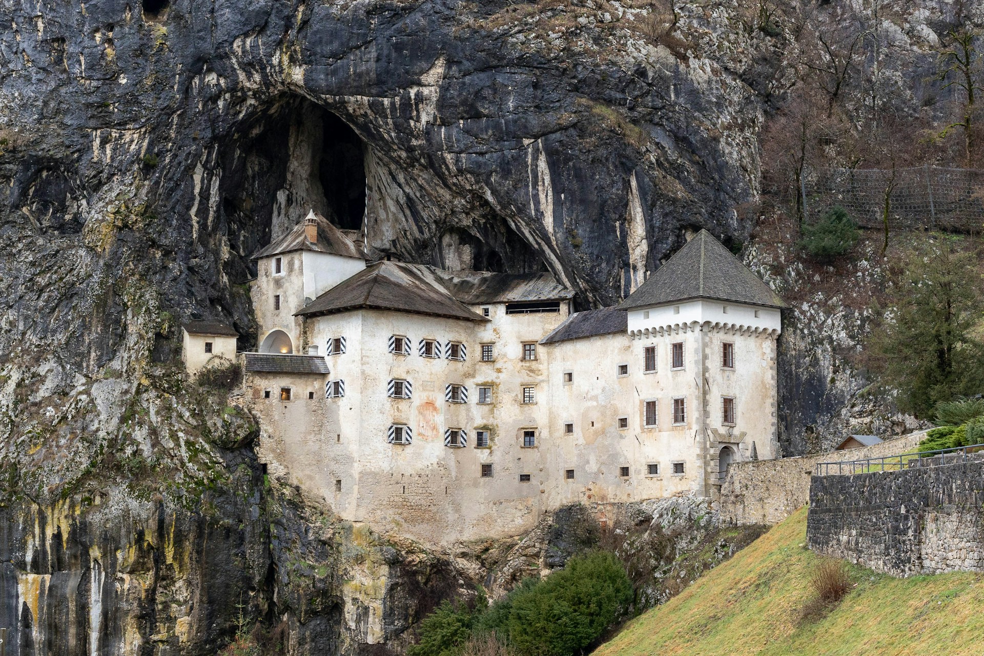 Le château de Predjama en Slovénie, forteresse médiévale spectaculaire construite à l'entrée d'une grotte dans une falaise calcaire.