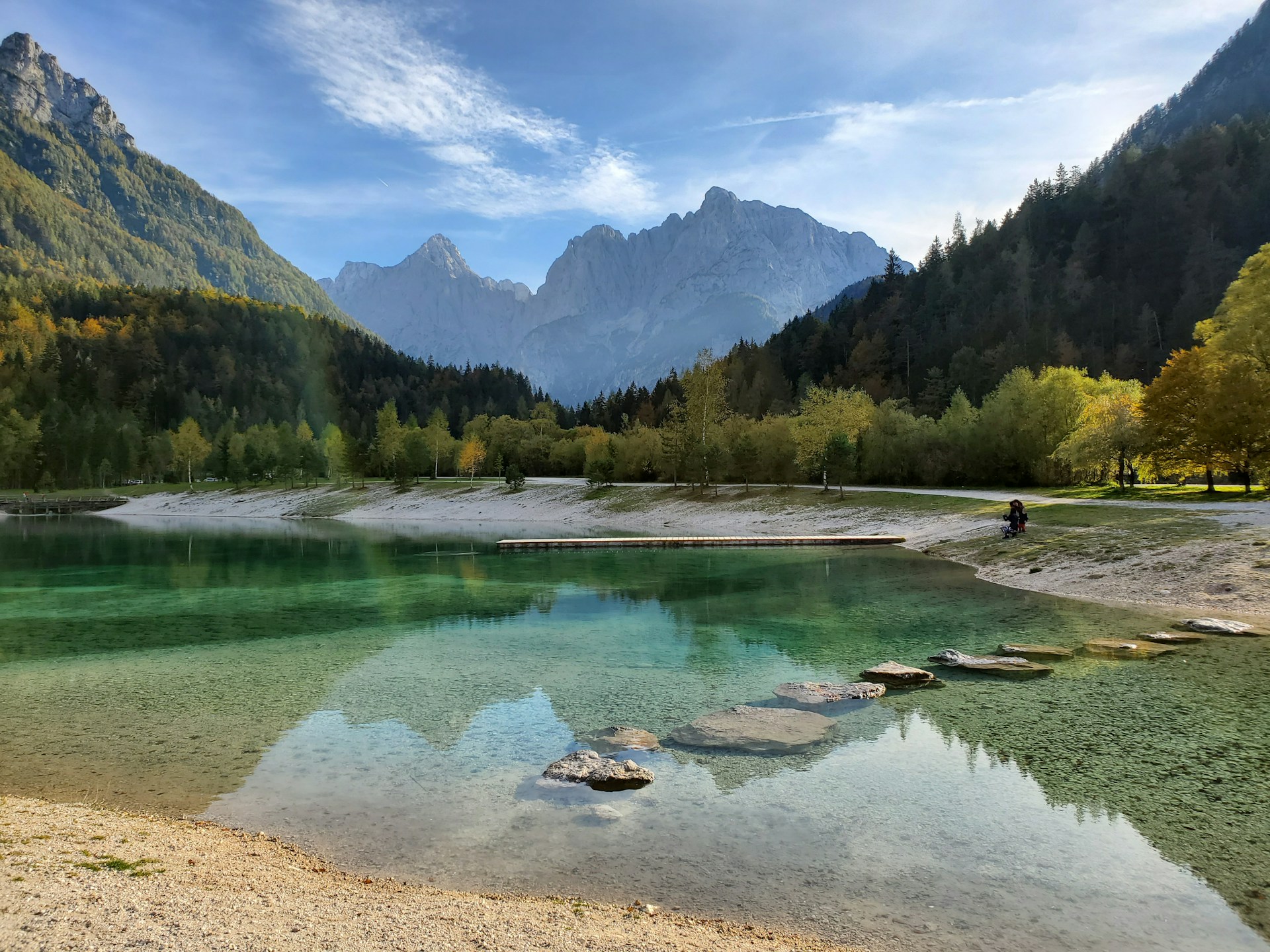 Lac Jasna aux eaux turquoise entouré des sommets enneigés des Alpes juliennes près de Kranjska Gora en Slovénie.