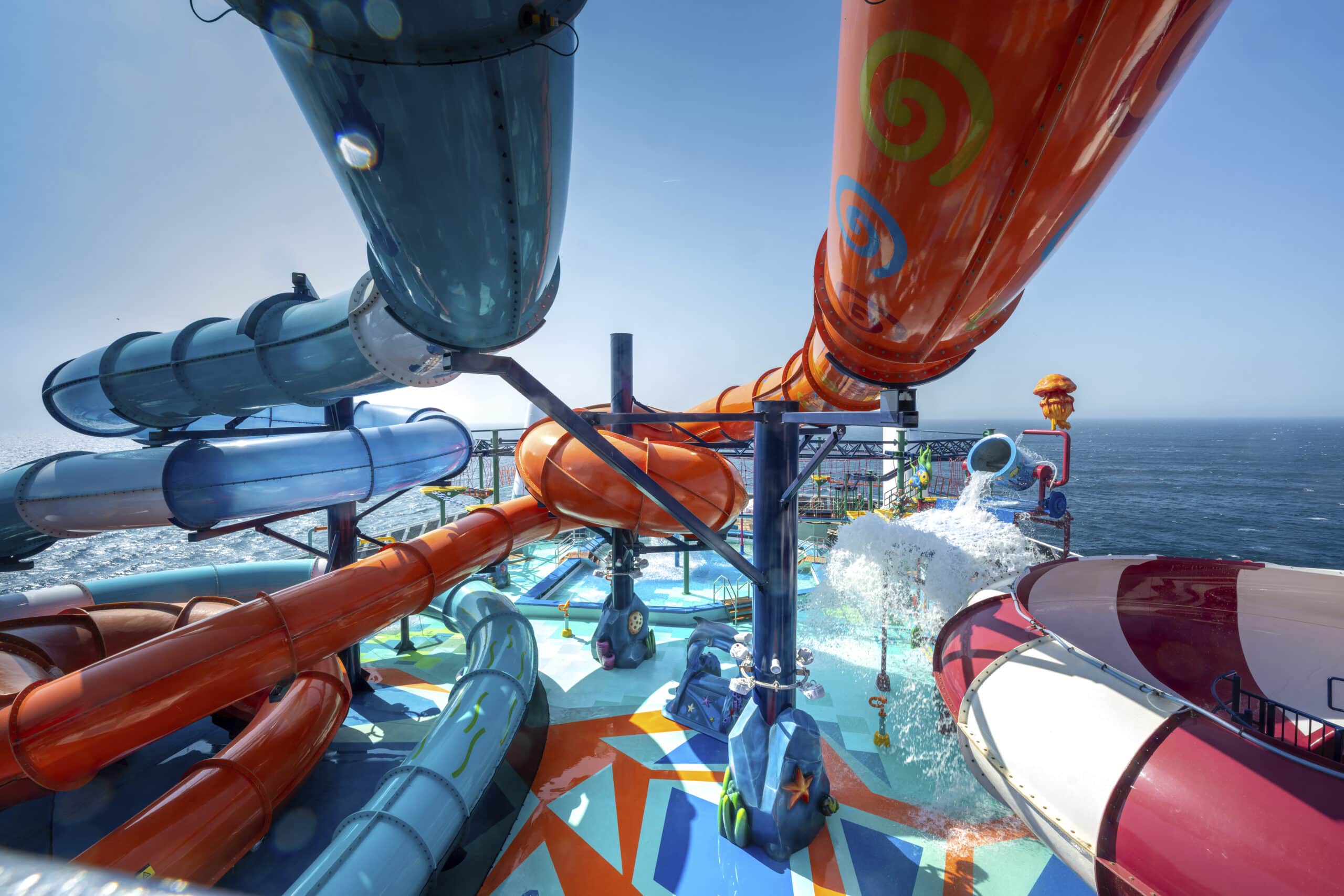 Toboggans colorés et jeux d’eau du parc aquatique d’un navire de croisière