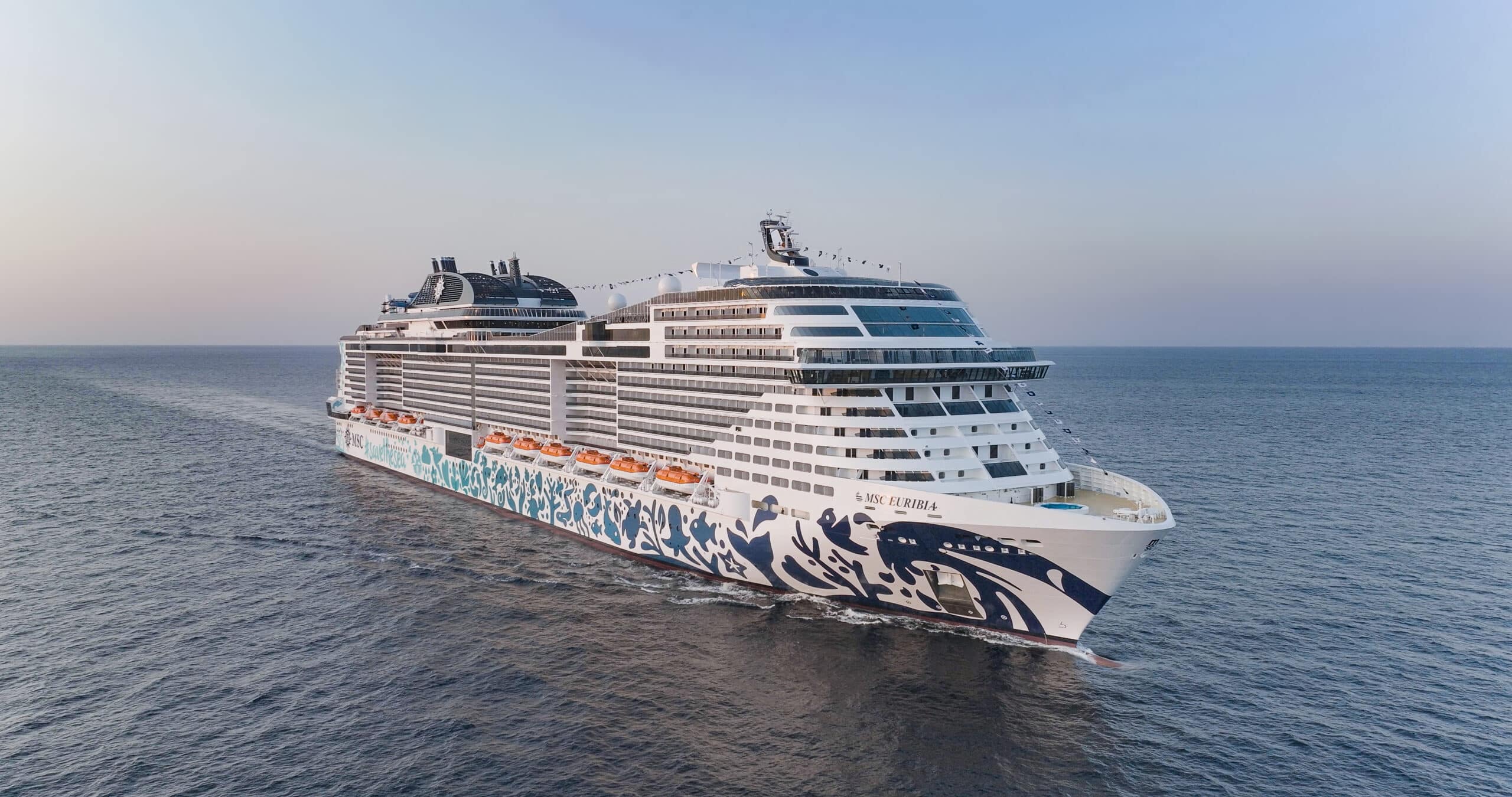 MSC Euribia naviguant en mer, vu de trois quarts avant